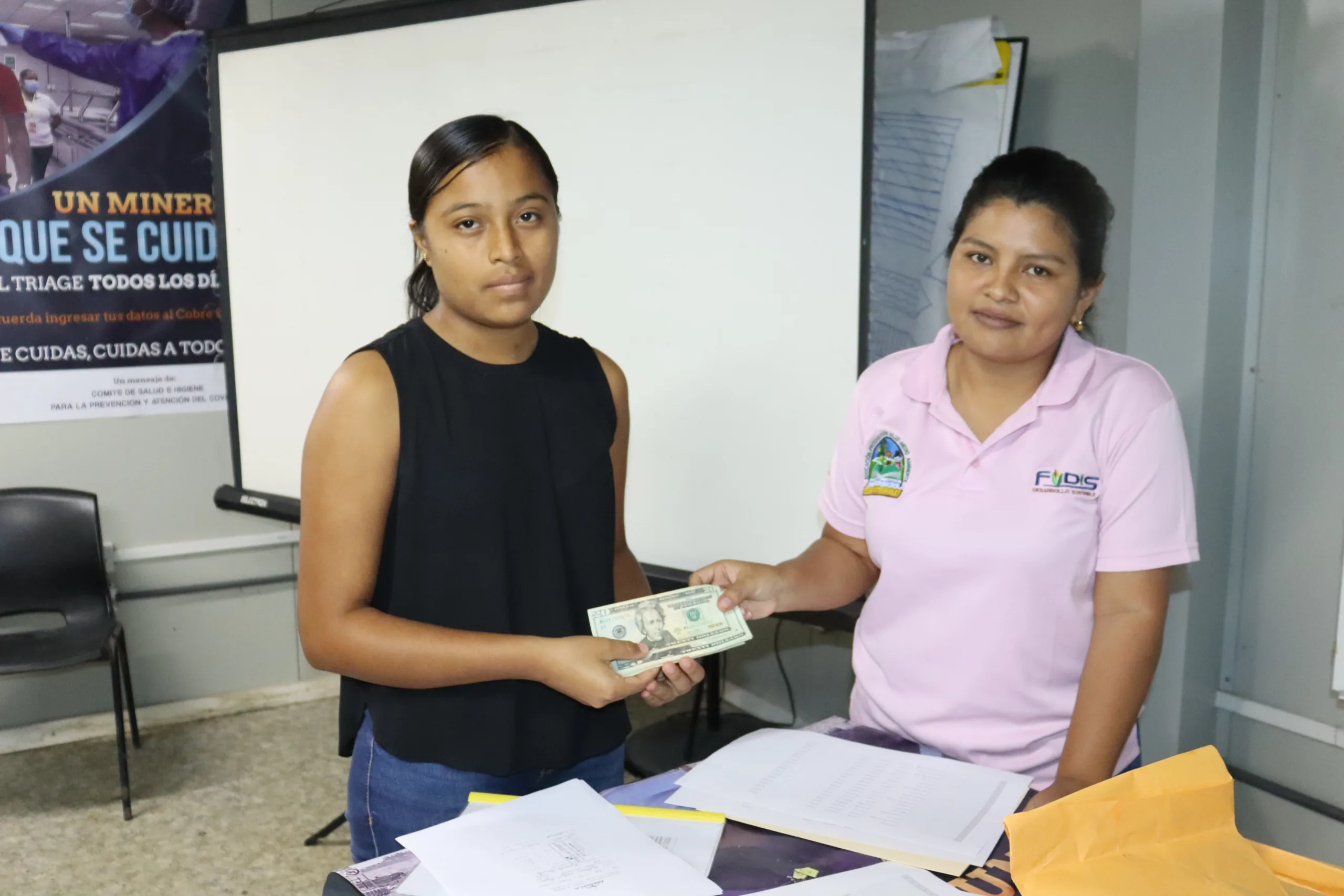 Cobre Panamá fortalece el futuro educativo a través de becas para estudiantes de las comunidades