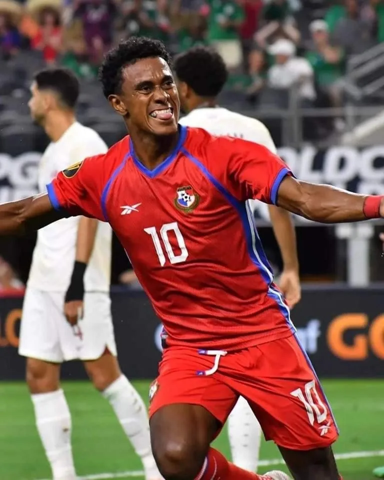 «El que no brinca es PRD» sonó en el Rommel Fernández en la victoria de Panamá sobre Costa Rica